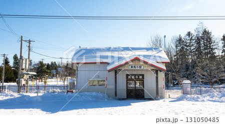 青空が広がる北海道美瑛町美馬牛駅のかわいい駅舎のある風景 131050485