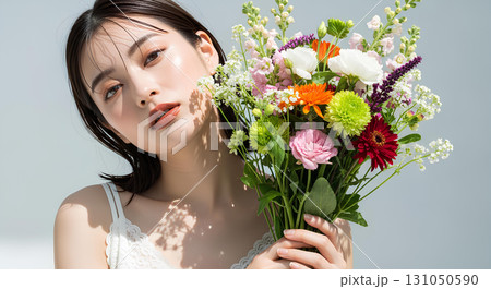 カラフルな花束を抱える女性のポートレート 131050590