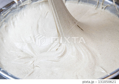 生地をこねる 生地をこねる 131050621