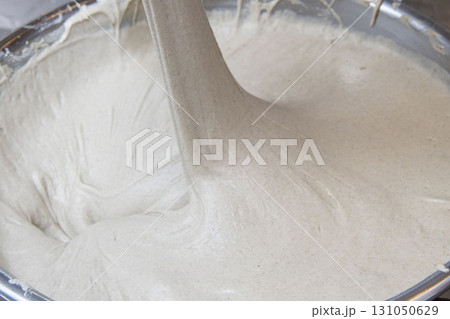 生地をこねる 131050629