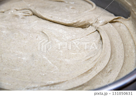 生地をこねる 131050631