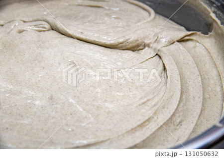 生地をこねる 生地をこねる 131050632