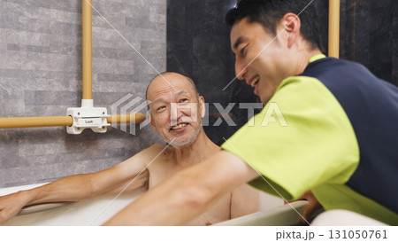 入浴介助を受けるアジア人高齢者 入浴介助を受けるアジア人高齢者 131050761