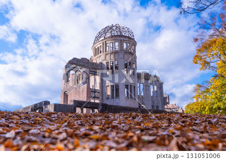 秋空の下の広島・原爆ドームと落葉 秋空の下の広島・原爆ドームと落葉 131051006
