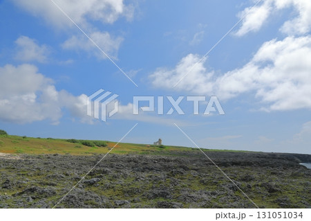 波照間島高那海岸の広大な岩場の風景 131051034