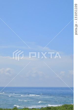 波照間島の白波が立つ太平洋上を飛行機が飛び去る風景 131051109