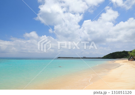 波照間島ニシ浜の透き通った美しい海で泳ぐ人 131051120