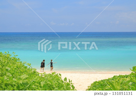 波照間島ニシ浜のターコイズブルーの海に入る女性 131051131