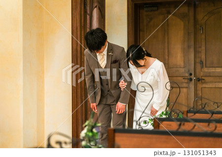 結婚式・披露宴で入場・退場する新郎新婦 結婚式・披露宴で入場・退場する新郎新婦 131051343