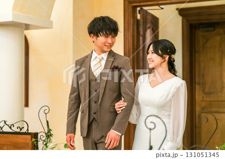 結婚式場を歩く新郎新婦(バージンロード・教会・チャペル) 結婚式場を歩く新郎新婦(バージンロード・教会・チャペル) 131051345