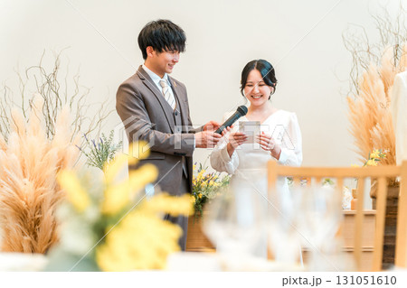 結婚式で両親への手紙を読む新婦・花嫁（花嫁の手紙） 131051610
