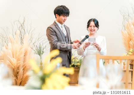 結婚式で両親への手紙を読む新婦・花嫁（花嫁の手紙） 131051611