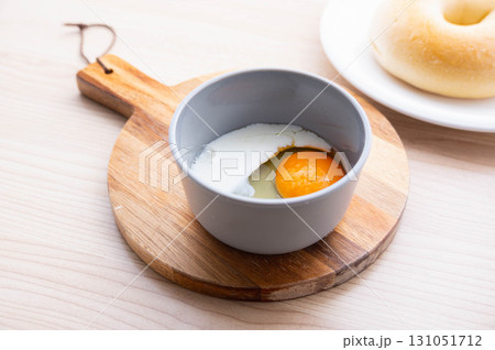 塩振った生卵に牛乳を加える 塩振った生卵に牛乳を加える 131051712