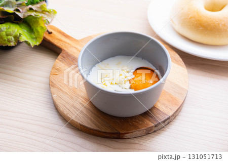 塩振った生卵に牛乳を加えチーズを追加 131051713
