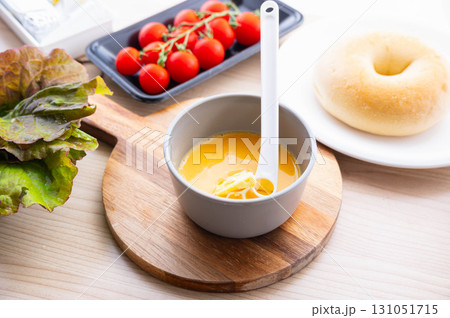 レンチンでオムレツ作り　混ぜた材料にバターを加える 131051715