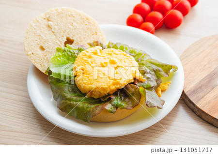 ベーグルにオムレツを挟む 131051717