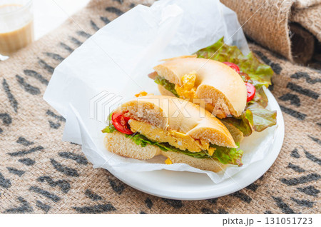 カットしたオムレツベーグルサンド カットしたオムレツベーグルサンド 131051723