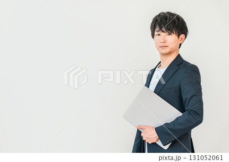 パソコンを持つデジタルネイティブ世代の若い男性 パソコンを持つデジタルネイティブ世代の若い男性 131052061