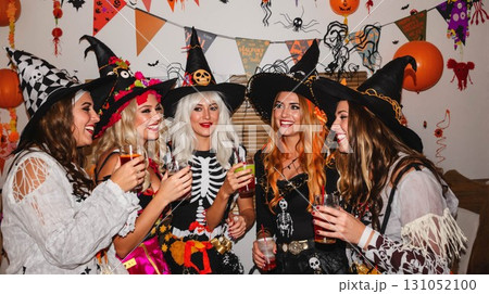 ハロウィンコスチュームを着た友人たちがカクテルを飲む様子 131052100