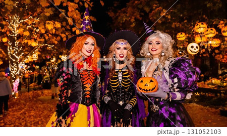 ハロウィンの衣装を着た女性たち 131052103
