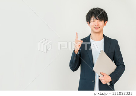 パソコンを持つデジタルネイティブ世代の若い男性（ポイント,おすすめ,案内,説明） 131052323