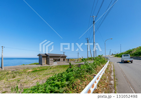 【JR五能線驫木駅】海辺にたたずむ小さく素朴な駅舎と日本海。男はつらいよ奮闘篇でさくらが降り立った 131052498