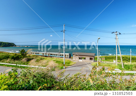 【JR五能線驫木駅】海辺にたたずむ小さく素朴な駅舎と日本海。男はつらいよ奮闘篇でさくらが降り立った 【JR五能線驫木駅】海辺にたたずむ小さく素朴な駅舎と日本海。男はつらいよ奮闘篇でさくらが降り立った 131052503