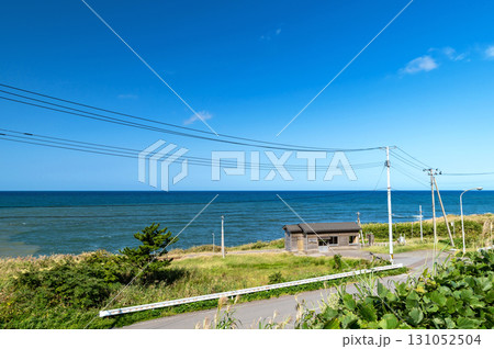 【JR五能線驫木駅】海辺にたたずむ小さく素朴な駅舎と日本海。男はつらいよ奮闘篇でさくらが降り立った 131052504