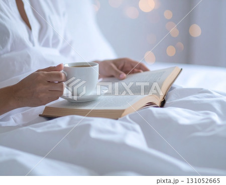 ベッドで読書をする人 131052665
