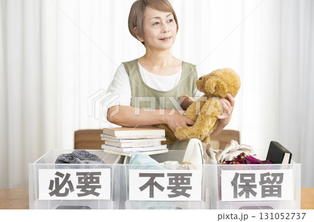 リビングで断捨離をするシニア女性 131052737