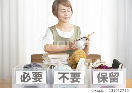 リビングで断捨離をするシニア女性 131052739