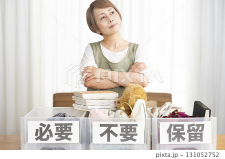 リビングで断捨離をするシニア女性 131052752
