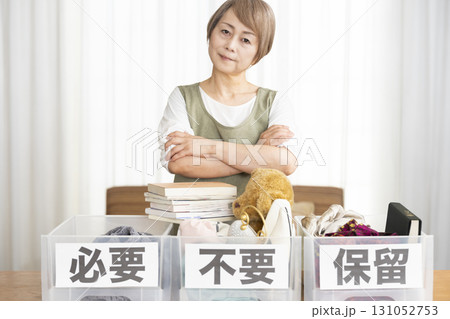 リビングで断捨離をするシニア女性 131052753