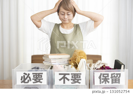 リビングで断捨離をするシニア女性 131052754