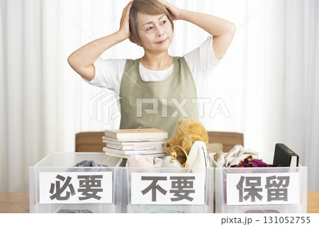 リビングで断捨離をするシニア女性 131052755