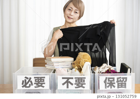 リビングで断捨離をするシニア女性 131052759