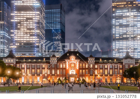 《東京都》東京駅・丸の内オフィス街の夜景 《東京都》東京駅・丸の内オフィス街の夜景 131052778