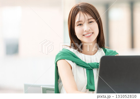 オフィスでパソコンを操作する若い女性 131052810