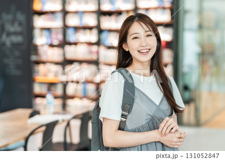 大学生　図書館　キャンパスライフ 131052847