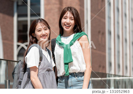 女子大学生　キャンパス　学校生活 131052963