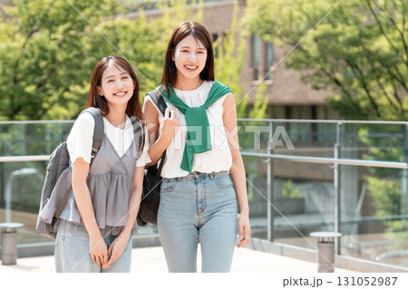 女子大学生　大学キャンパス　専門学生 131052987