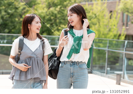大学キャンパスを歩く女子大生 131052991