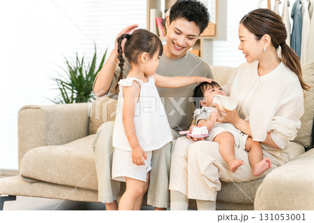 自宅のソファでくつろぐ家族,ファミリー,育児（育児休暇,育休） 131053001