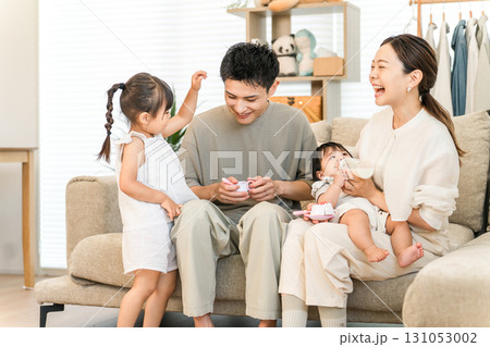 自宅のソファでくつろぐ家族,ファミリー,育児(育児休暇,育休) 自宅のソファでくつろぐ家族,ファミリー,育児(育児休暇,育休) 131053002