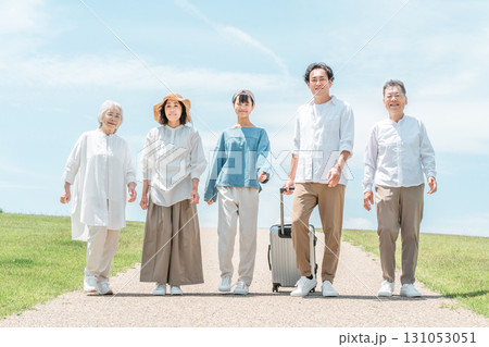 青空の見える公園,丘を歩く家族,親子,三世代家族(家族旅行,観光) 青空の見える公園,丘を歩く家族,親子,三世代家族(家族旅行,観光) 131053051