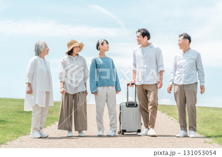 青空の見える公園,丘を歩く家族,親子,三世代家族(家族旅行,観光) 青空の見える公園,丘を歩く家族,親子,三世代家族(家族旅行,観光) 131053054