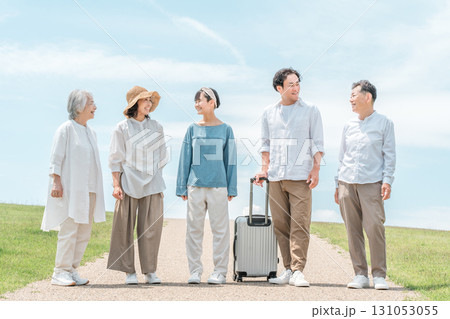 青空の見える公園,丘を歩く家族,親子,三世代家族（家族旅行,観光） 131053055
