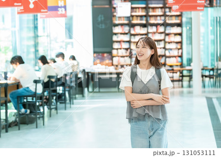 図書館で本を探す若い女性 図書館で本を探す若い女性 131053111