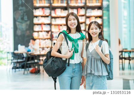若い女性　大学生　ショッピング 131053116