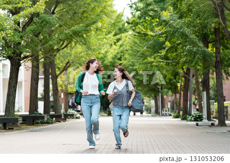 大学キャンパス　女子大生　走る 131053206